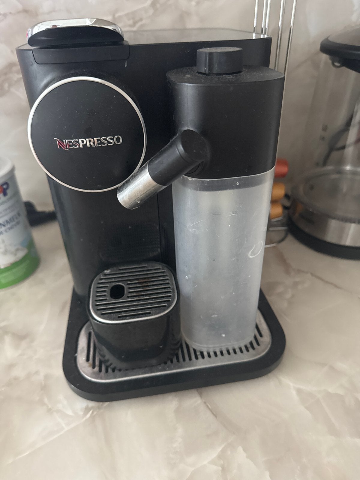 Nespresso koffiemachine met melkopschuimer, Gebruikt, Espresso apparaat, Ophalen of Verzenden, 1 kopje