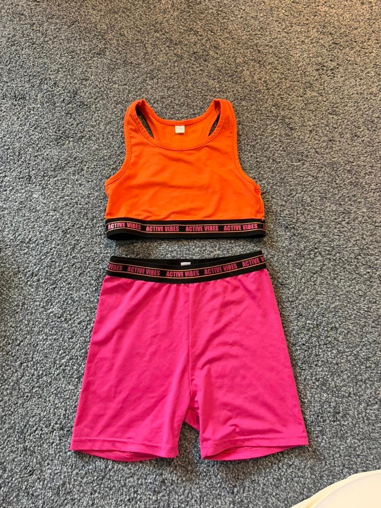 Sportsetje meisje top en broekje oranje/roze mt 134/140, Ophalen of Verzenden, Zo goed als nieuw, Meisje, Sport- of Zwemkleding