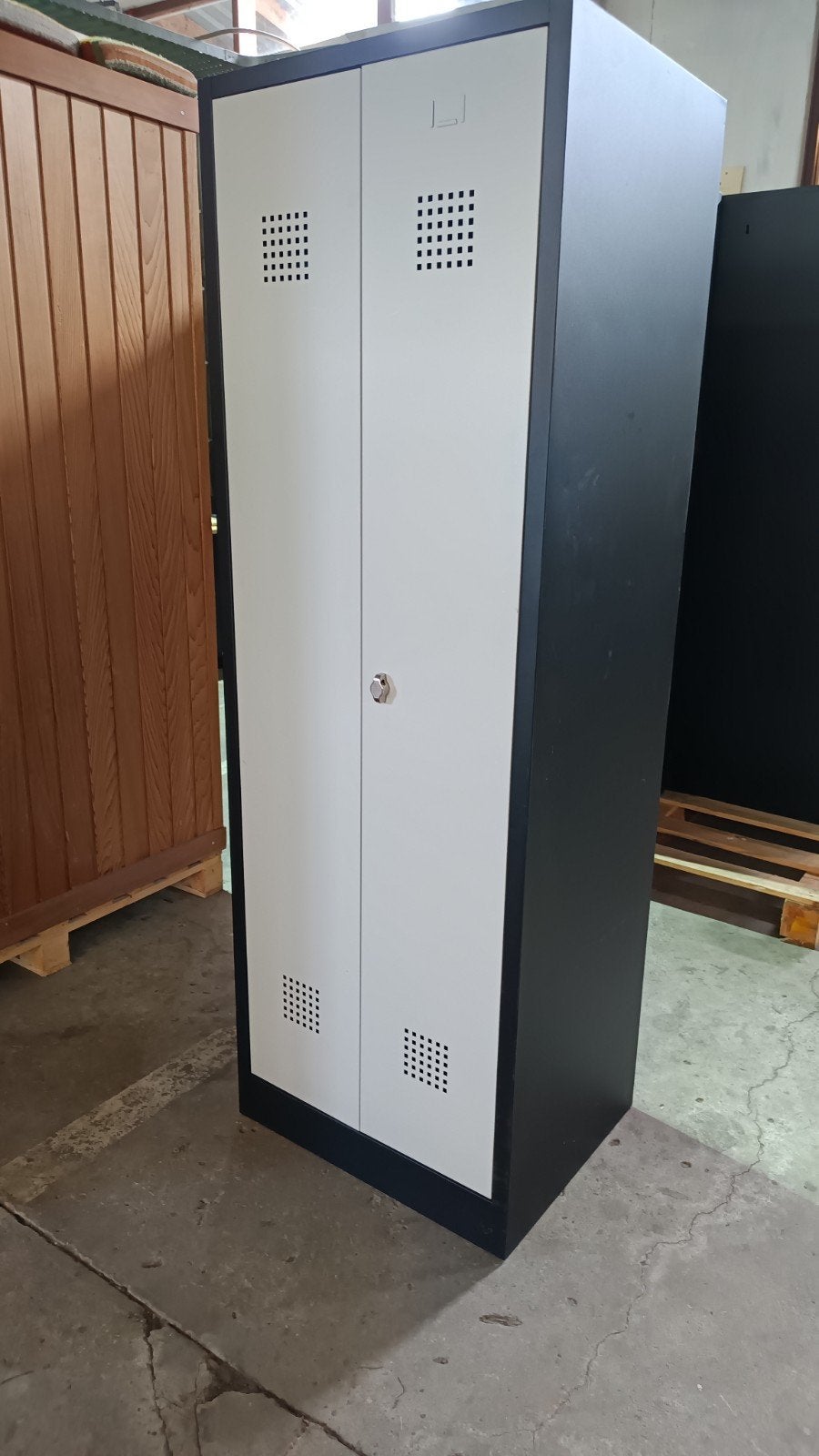Metalen garderobekast / lockerkast / industriële kledingkast, Ophalen, Met deur(en), Gebruikt, 50 tot 100 cm
