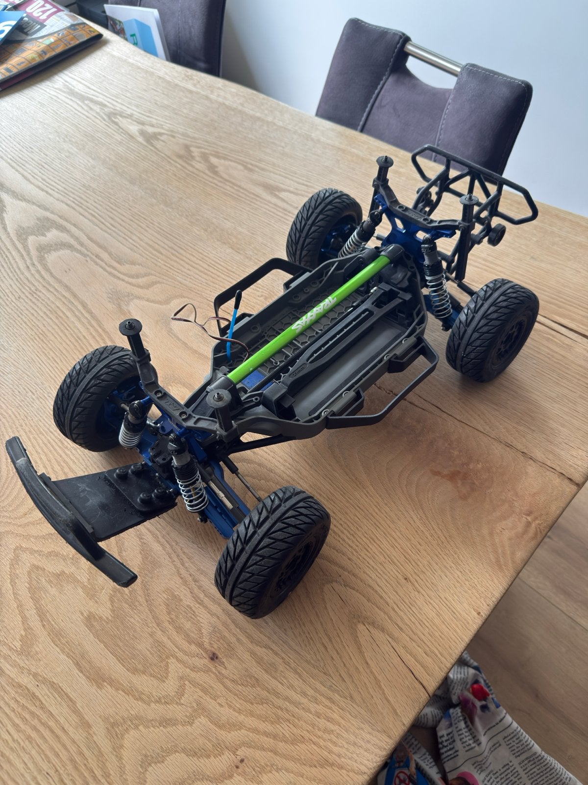Traxxas Slash 1/10 Chassis met Veel Upgrades, Elektro, Verzenden, Auto offroad, Zo goed als nieuw