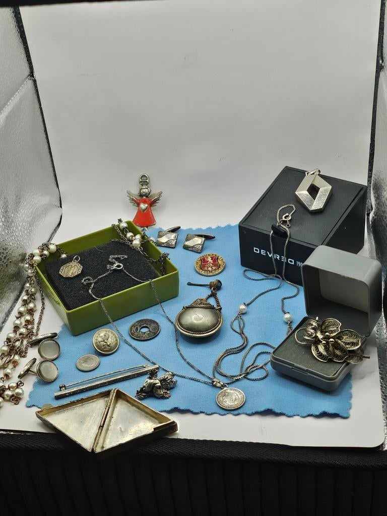 Diverse zoldervondst: sieraden, parfum, broche, knoop, Ophalen of Verzenden