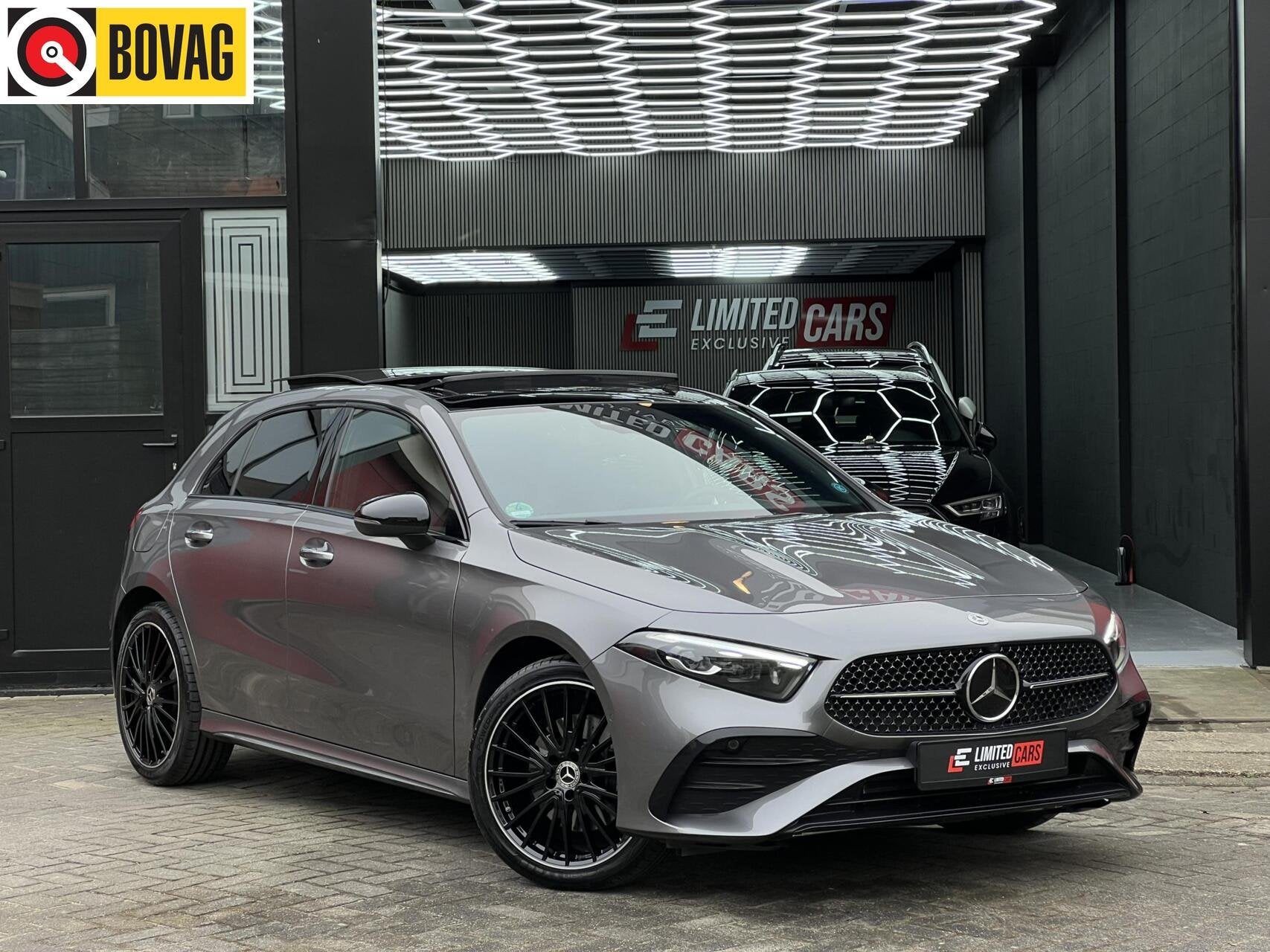 Mercedes A-klasse A 250e AMG|Night|PANO|SFEER|CAMERA, Auto's, Dealer onderhouden, Gebruikt, 4 cilinders, Alcantara