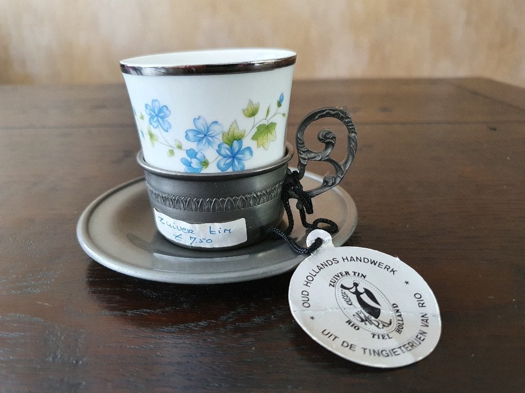 Kop-en schotel in houder  (Tin), Overige materialen, Nieuw, Ophalen of Verzenden, Overige stijlen