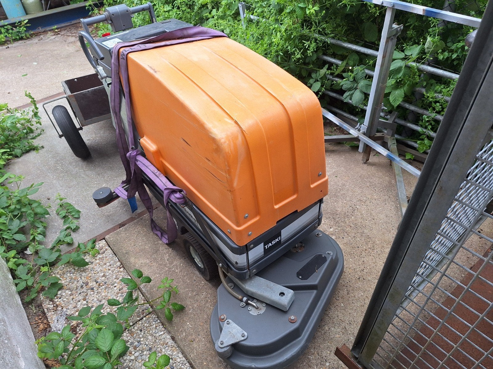Taski schrobmachine, Ophalen