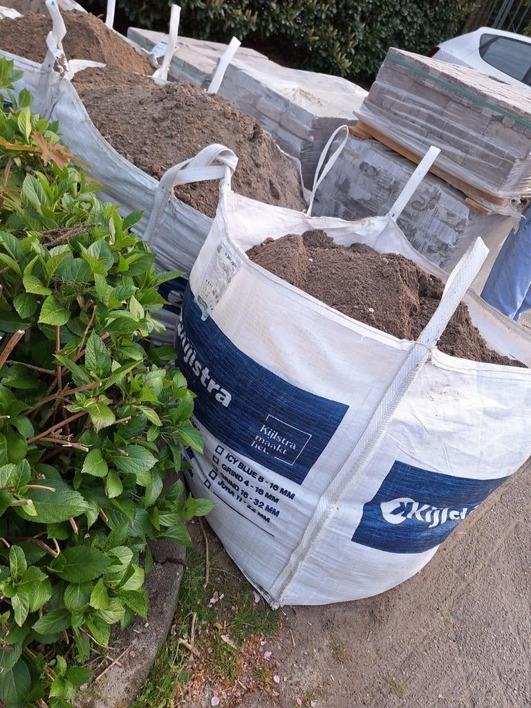 Gratis: Zwarte grond in 3 big bags, Ophalen, Gebruikt, Overige typen