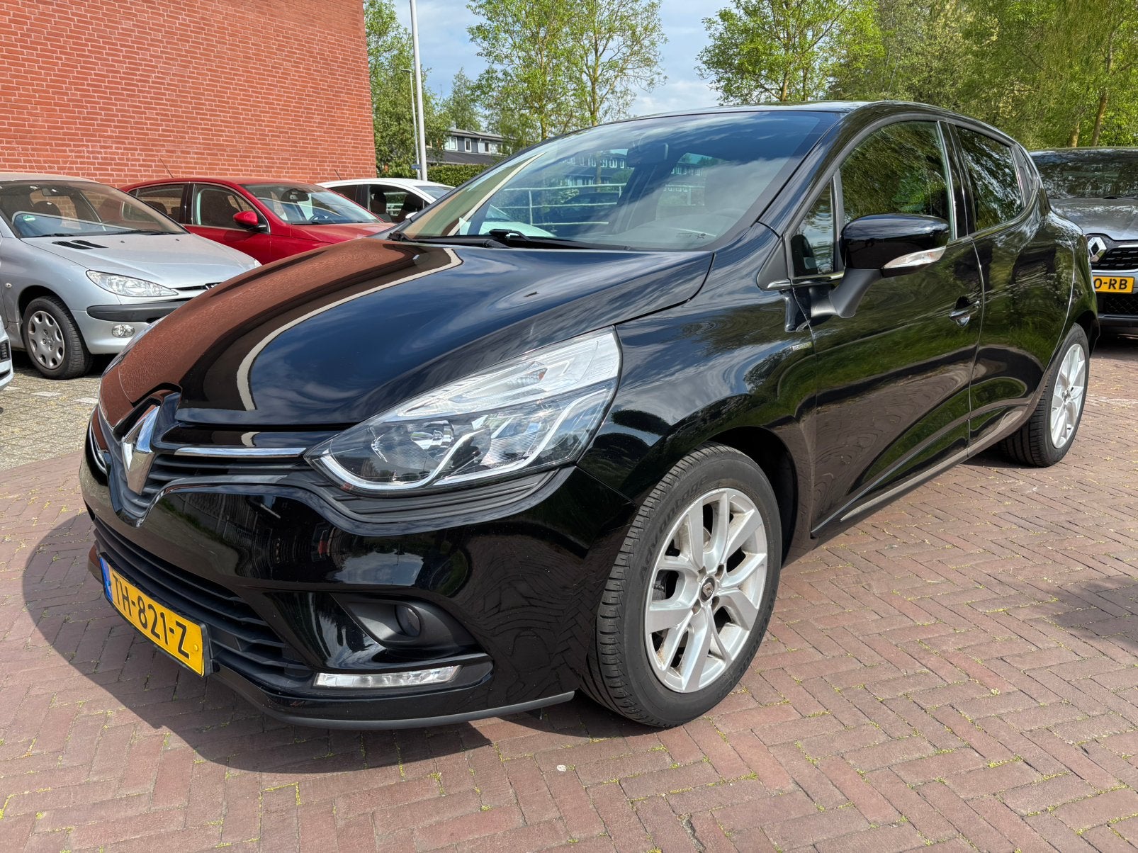 Renault Clio Energy TCe 90pk Eco2 S&S 2018 Zwart, Auto's, Renault, Voorwielaandrijving, 898 cc, Stof, Origineel Nederlands