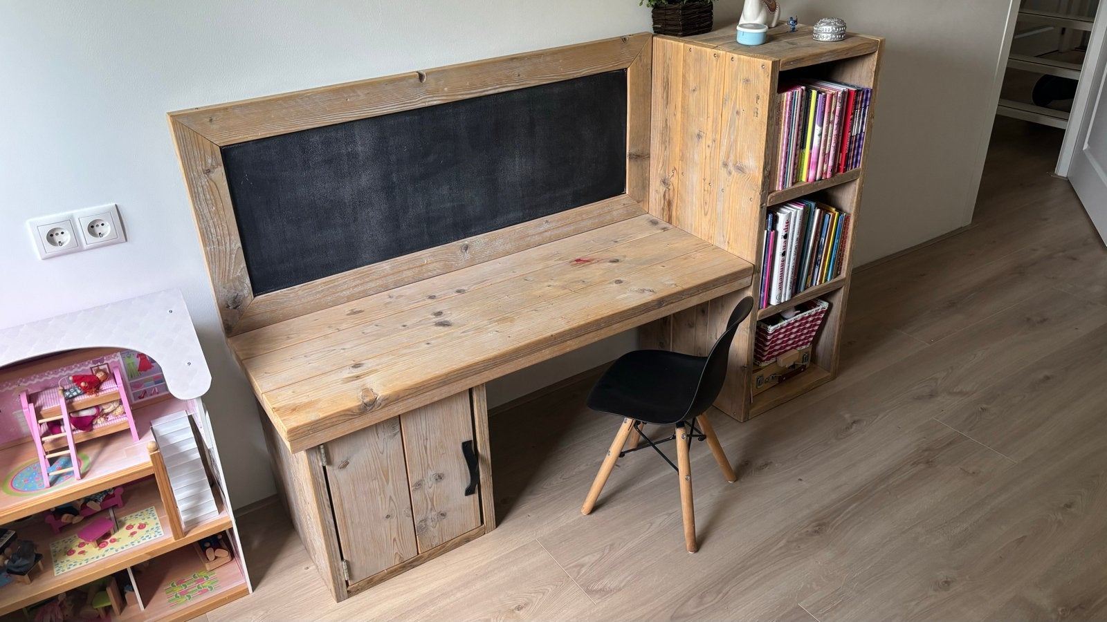 Steigerhouten kinderbureau met krijtbord en kastjes, Huis en Inrichting, Bureaus, Ophalen, Opbergruimte, 160 cm, Gebruikt