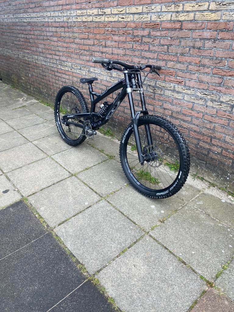 YT tues downhill mtb, 24 inch of meer, Aluminium, Ophalen of Verzenden, Zo goed als nieuw