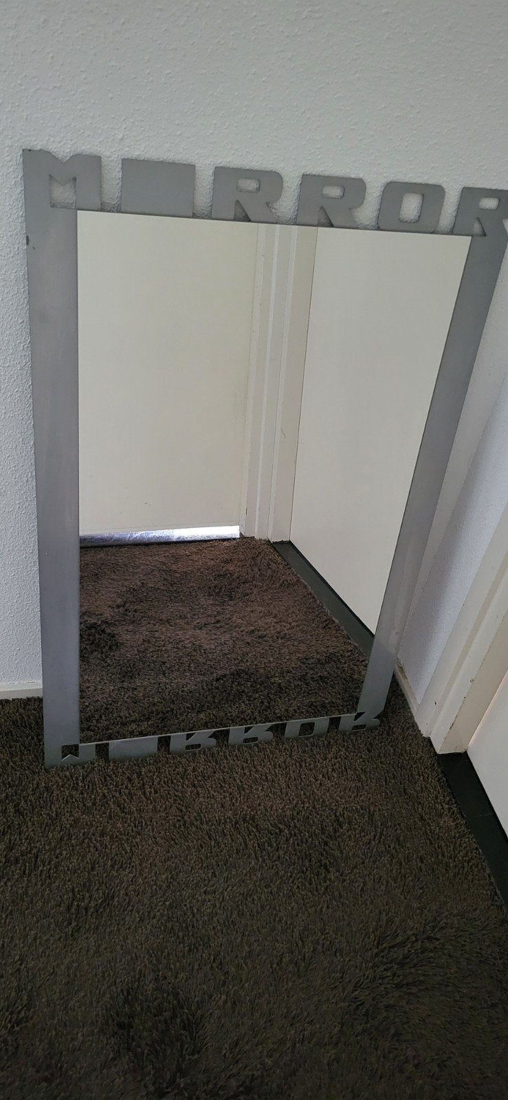 Moderne spiegel met 'MIRROR' design, Ophalen, Gebruikt, Minder dan 100 cm, Rechthoekig