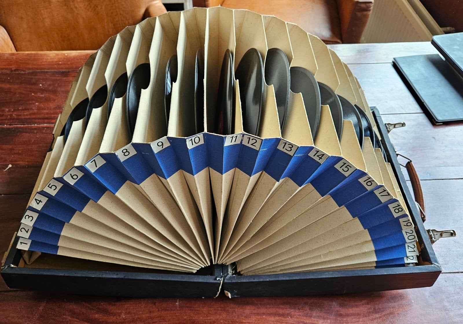 Antieke harmonica-platenkoffer + 24 zeldzame 78 toerenplaten, Ophalen, Gebruikt, Overige formaten