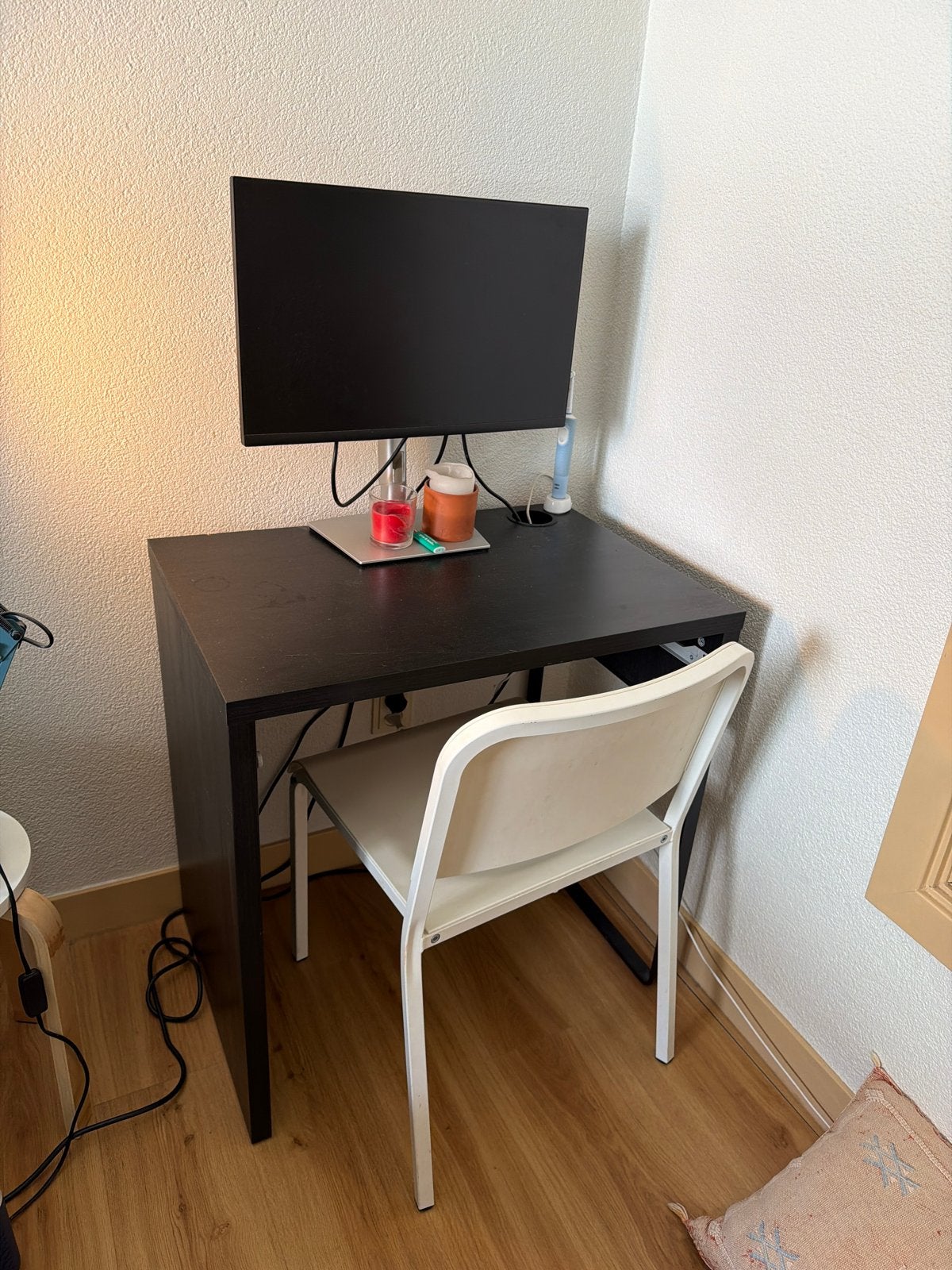 Klein zwart IKEA bureau - Ideaal voor kleine ruimtes, Gebruikt, Spaanplaat of MDF, Ophalen of Verzenden, IKEA