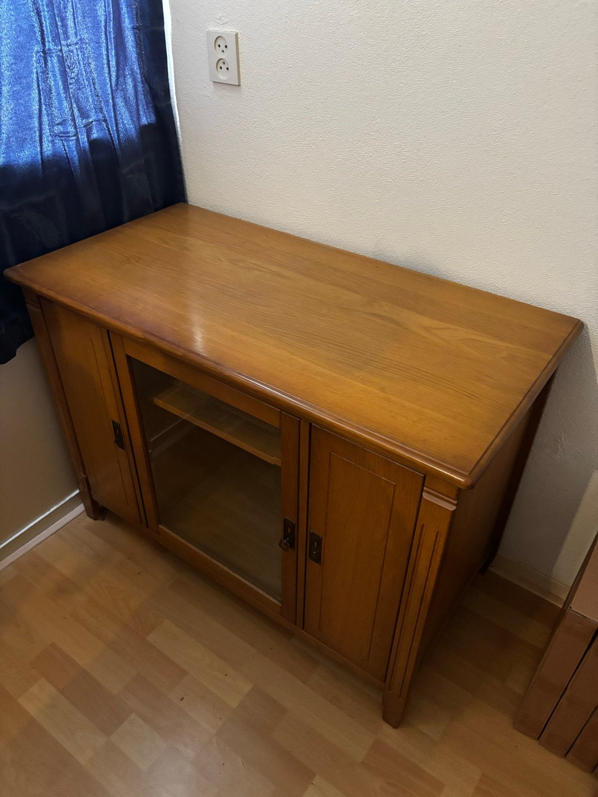 Houten dressoir met glazen deuren, Huis en Inrichting, Ophalen, Gebruikt, 100 tot 150 cm, Minder dan 100 cm