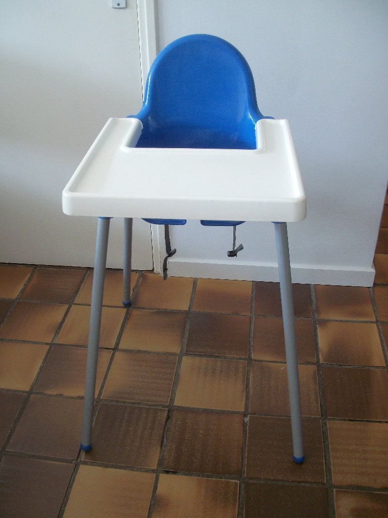 Ikea Kinderstoel met Tafelblad in Blauw Wit - 90 cm - netjes, Ophalen, Gebruikt, Overige typen, Gordel(s)