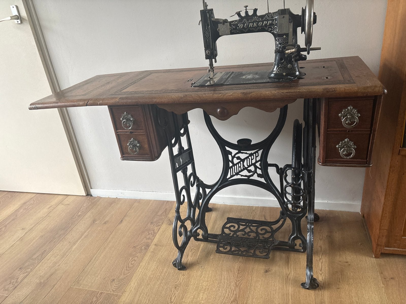 Antieke Dürkopp trapnaaimachine met houten tafel, Ophalen