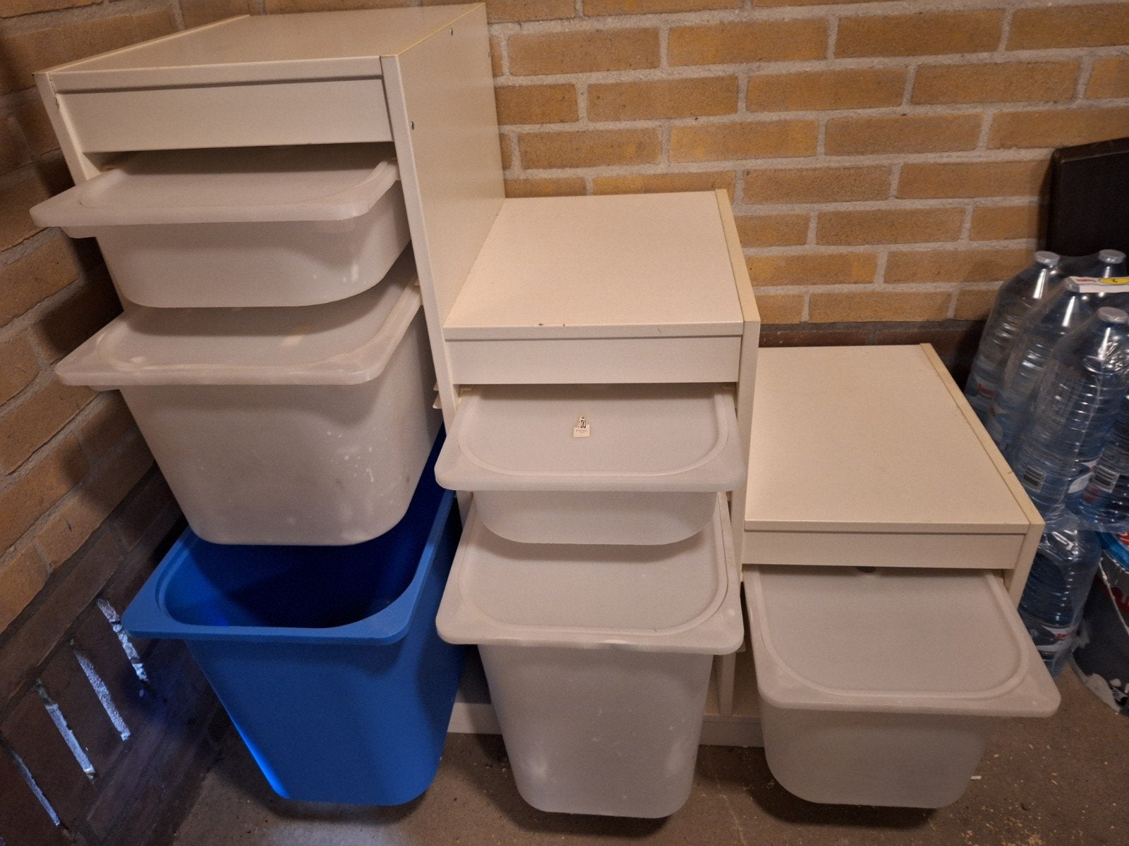 IKEA Kast met uittrekbare bakken - Ideaal voor opslag, Ophalen of Verzenden