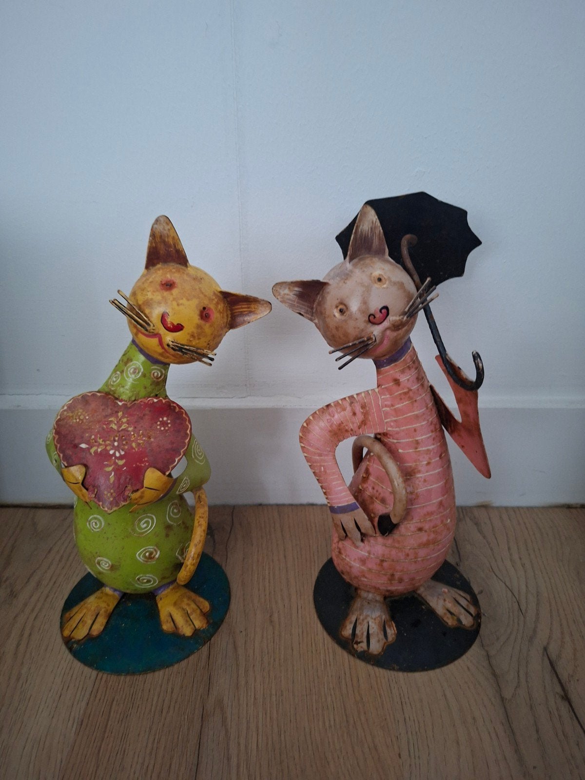 Set van 2 kleurrijke metalen kattenbeeldjes (met hart & para, Antiek en Kunst, Ophalen