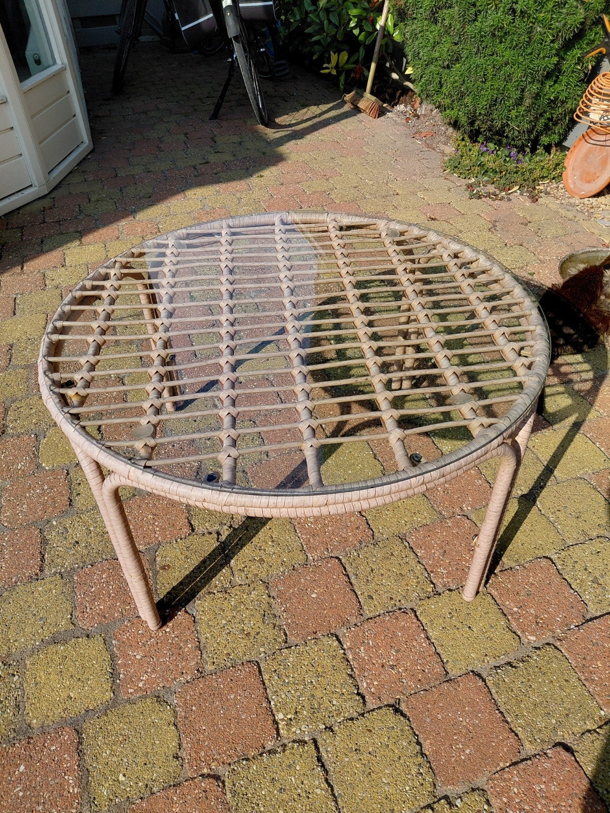Ronde tuintafel met glazen blad . Diameter is78 cm., Tuin en Terras, Tuintafels, Ophalen, Gebruikt, Rond, Kunststof