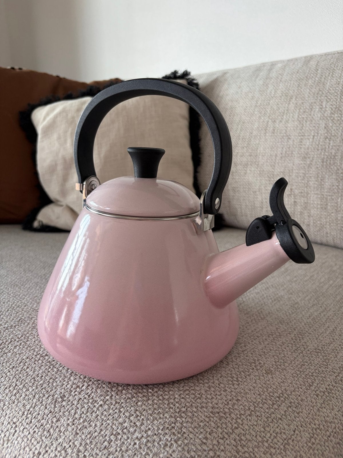 Le Creuset fluitketel roze 1.6 L, Witgoed en Apparatuur, Waterkokers, 1 tot 2 liter, Ophalen of Verzenden, Zo goed als nieuw