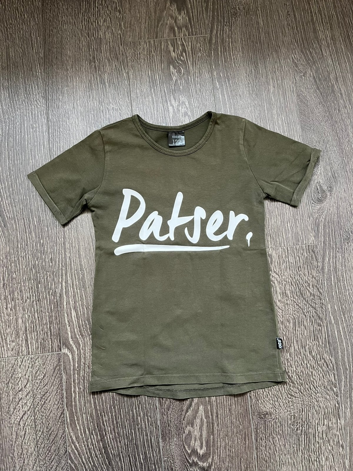 Jongens shirt / shirtje legergroen Patser KMDB mt 122, Ophalen of Verzenden, Gebruikt, Jongen, Shirt of Longsleeve