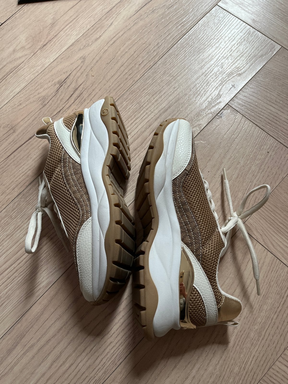 Michael Kors sneakers - amper gedragen - maat 37,5, Ophalen of Verzenden, Zo goed als nieuw, Beige, Sneakers of Gympen