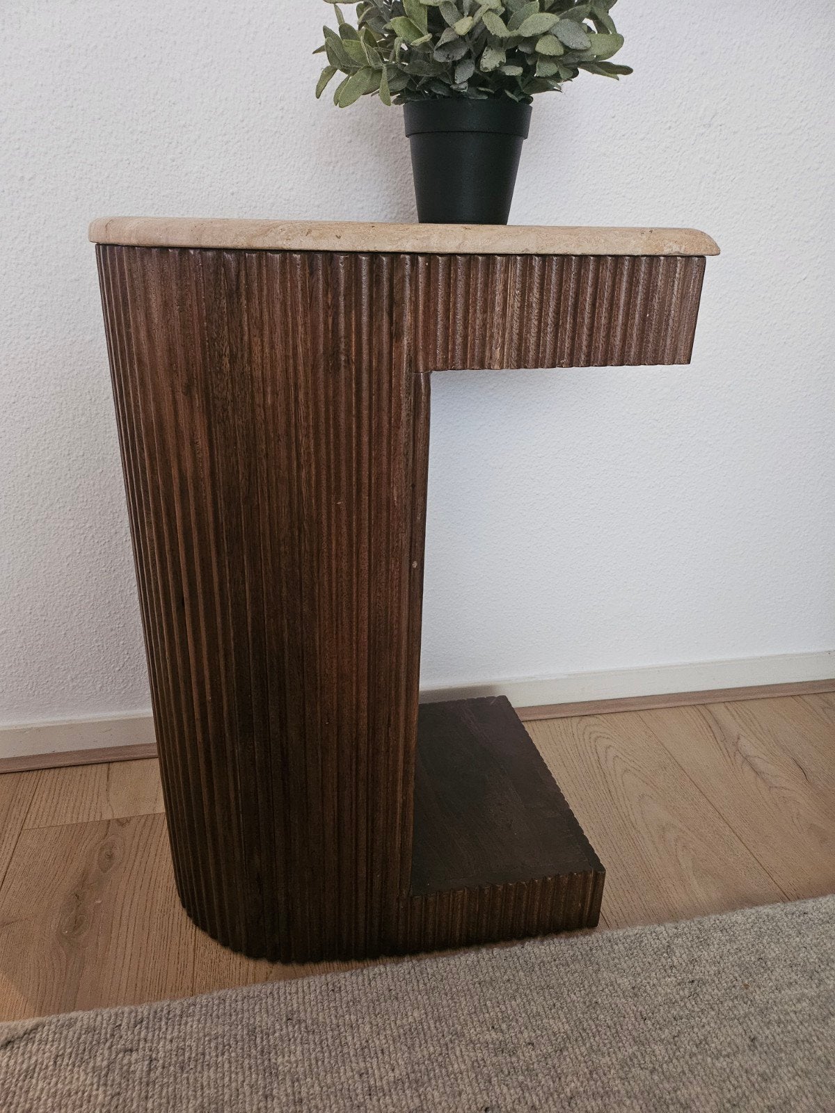 Unieke Eleonora laptoptafel van mangohout en travertin, Minder dan 55 cm, Ophalen of Verzenden, Zo goed als nieuw, Overige vormen