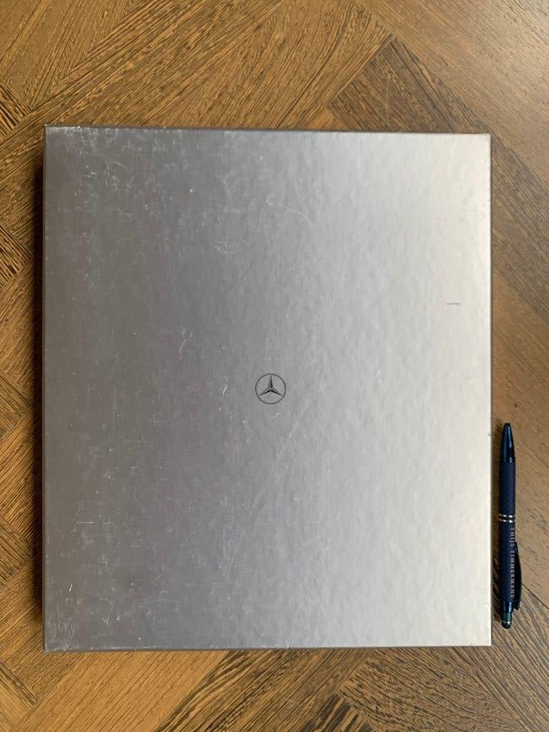GENUMMERD!! Aluminium Mercedes-Benz SLK fotoboek 1996 R170, Boeken, Ophalen of Verzenden, Zo goed als nieuw, Mercedes, Mercedes-Benz