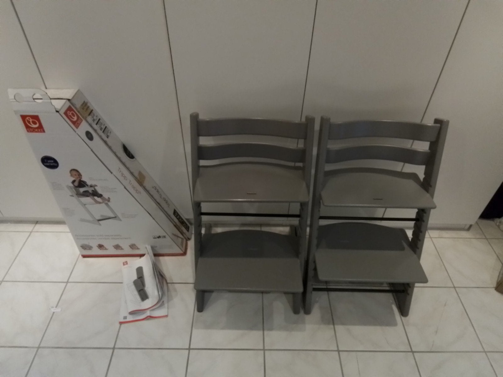 2 Stokke Meegroeistoelen - Grijs (incl. originele dozen), Ophalen of Verzenden, Zo goed als nieuw, Meegroeistoel
