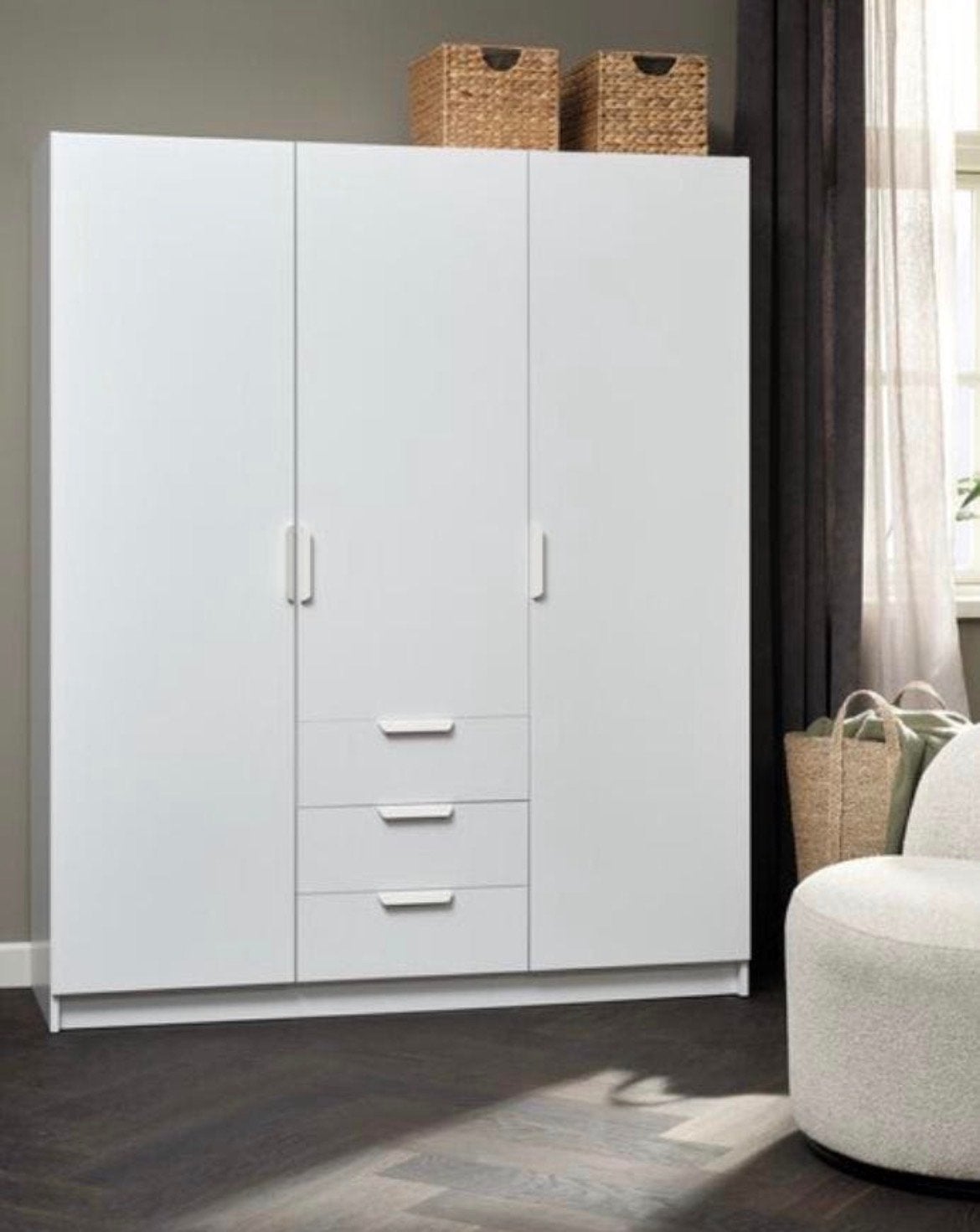 JENSLEV kledingkast 144x176 cm met 3 deuren, zgan, Ophalen, 100 tot 150 cm, Zo goed als nieuw, Met lade(s)