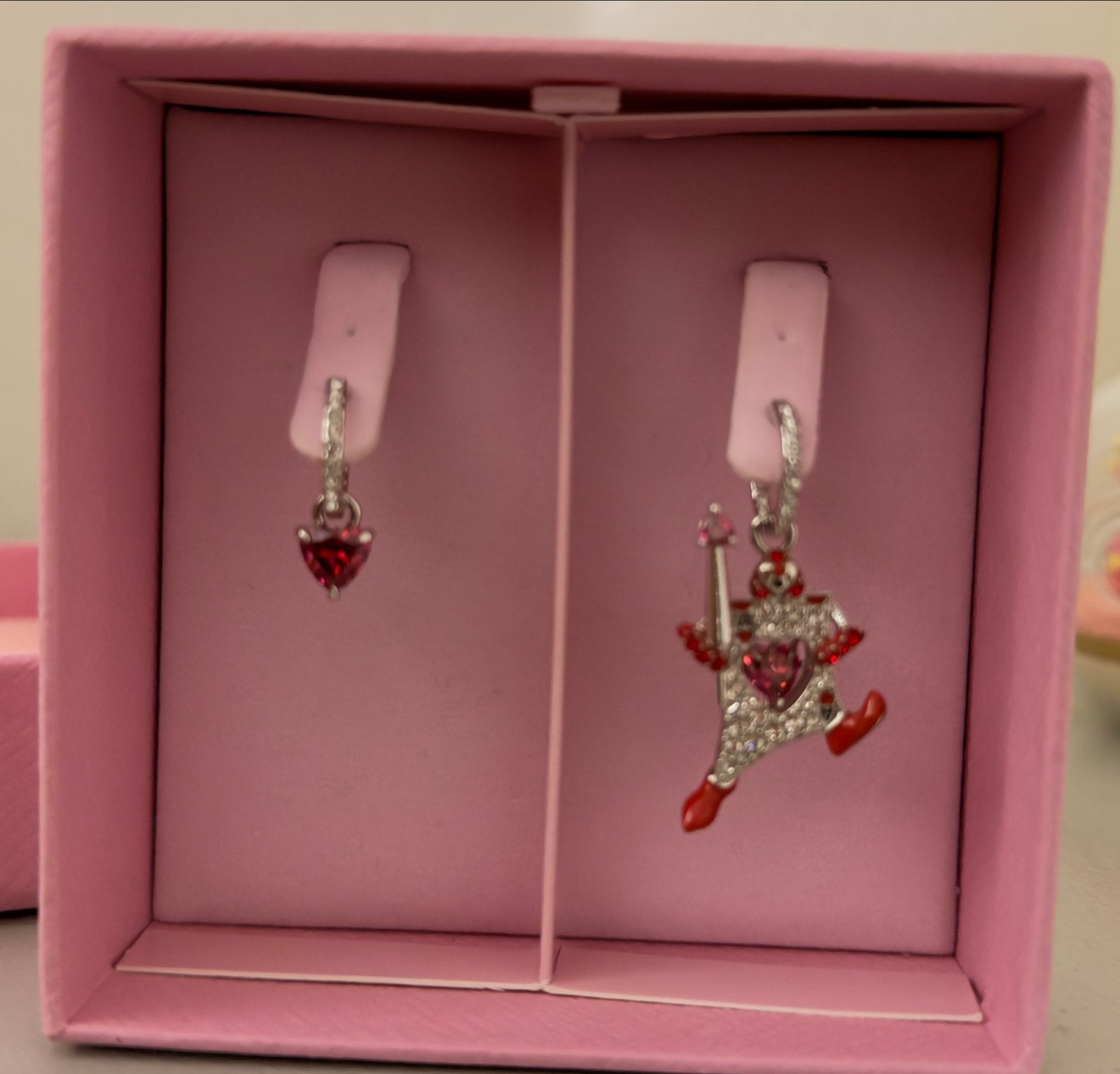 Alice in Wonderland Swarovski Heart Card, Sieraden, Tassen en Uiterlijk, Oorbellen, Met kristal, Overige materialen, Hangers, Ophalen of Verzenden
