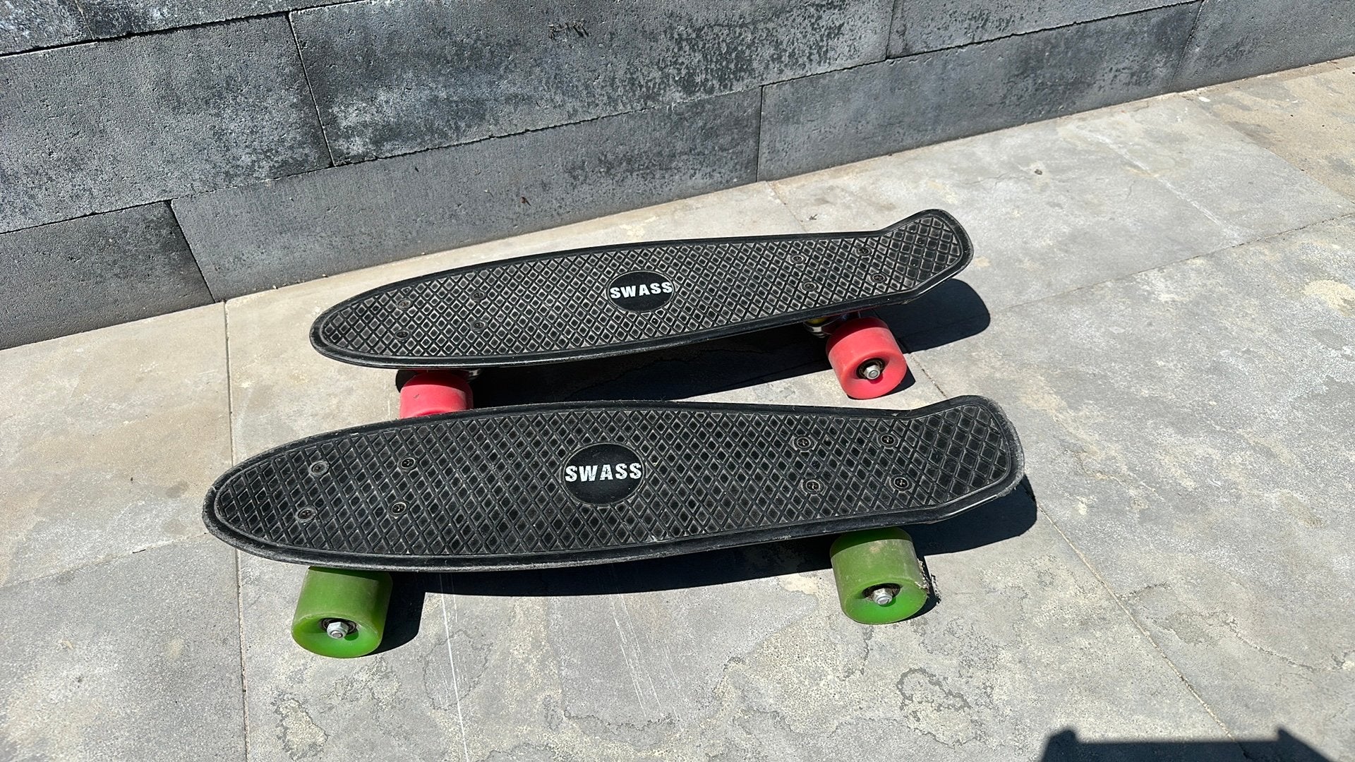 2x SWASS Vinyl Cruiser Skateboards - perfecte staat, Ophalen, Gebruikt, Skateboard