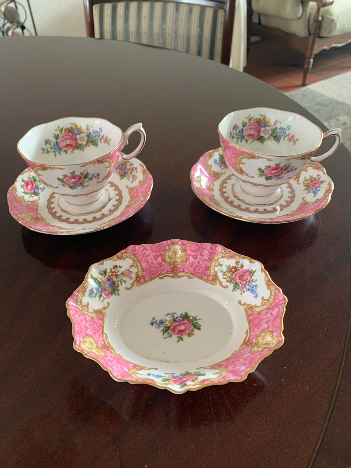 Royal Albert Lady Carlyle theekopjes en schotel, Ophalen