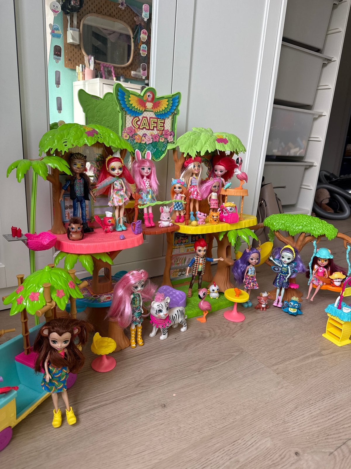 Enchantimals Grote Set met Poppen en Dieren MOET SNEL WEG!!, Ophalen, Zo goed als nieuw, Overige typen