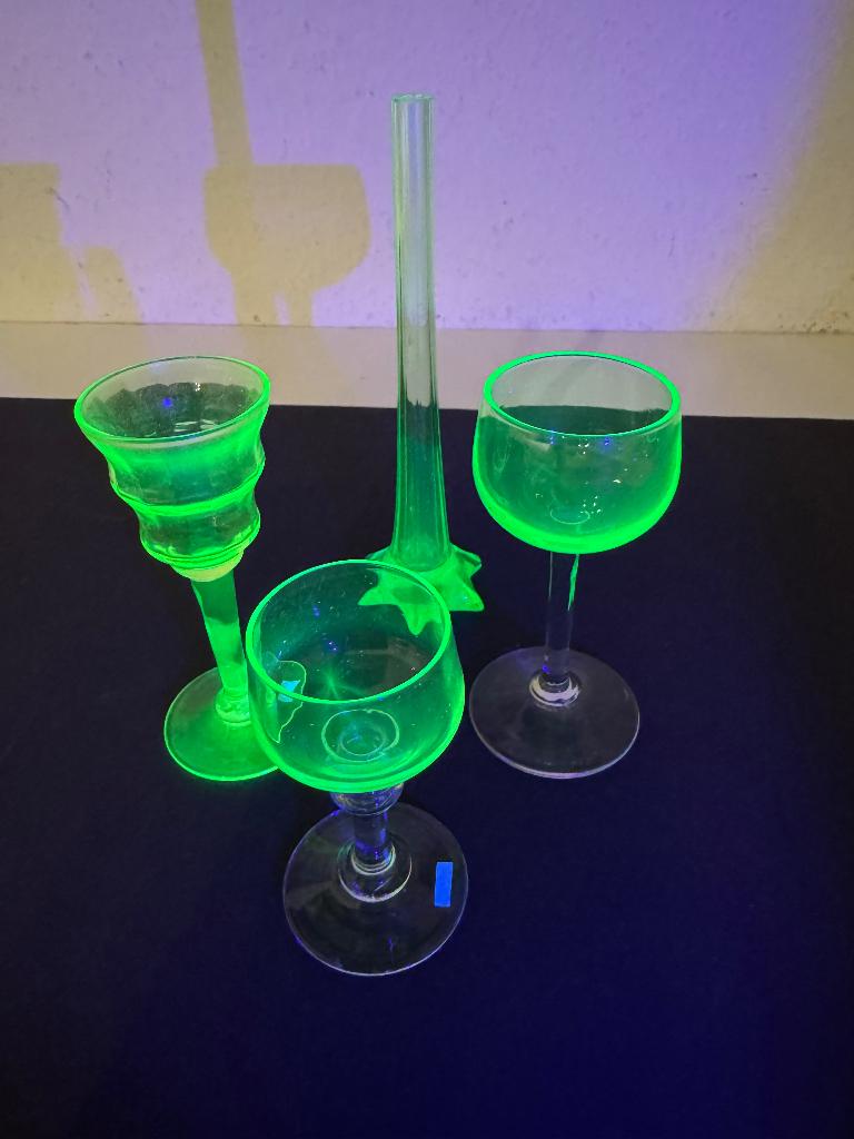 3 Annagroene borrelglaasjes en klein vaasje, Ophalen of Verzenden, Zo goed als nieuw, Borrel- of Shotglas