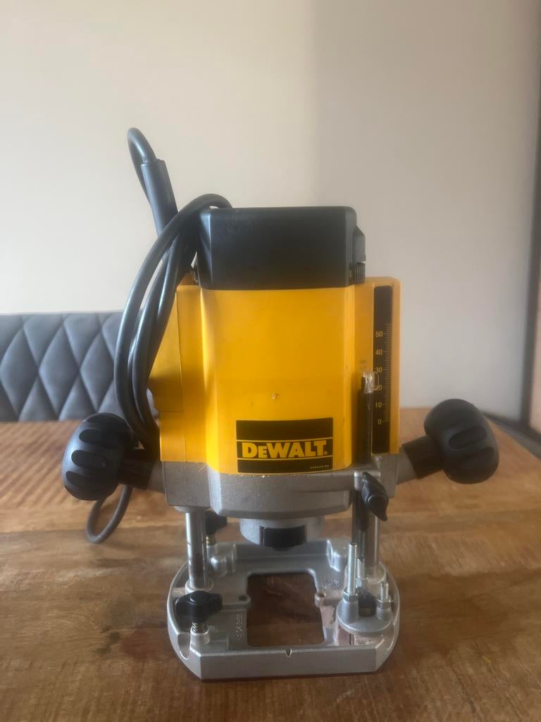 DEWALT Bovenfrees DW615-QS, Doe-het-zelf en Verbouw, Gereedschap | Freesmachines, Ophalen of Verzenden, Zo goed als nieuw, Elektrisch
