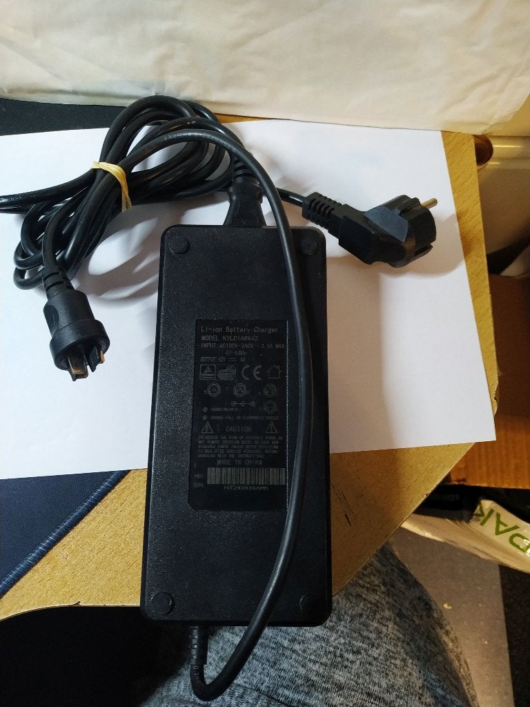 Charger MODEL KYLC168V42, Ophalen of Verzenden, Gebruikt