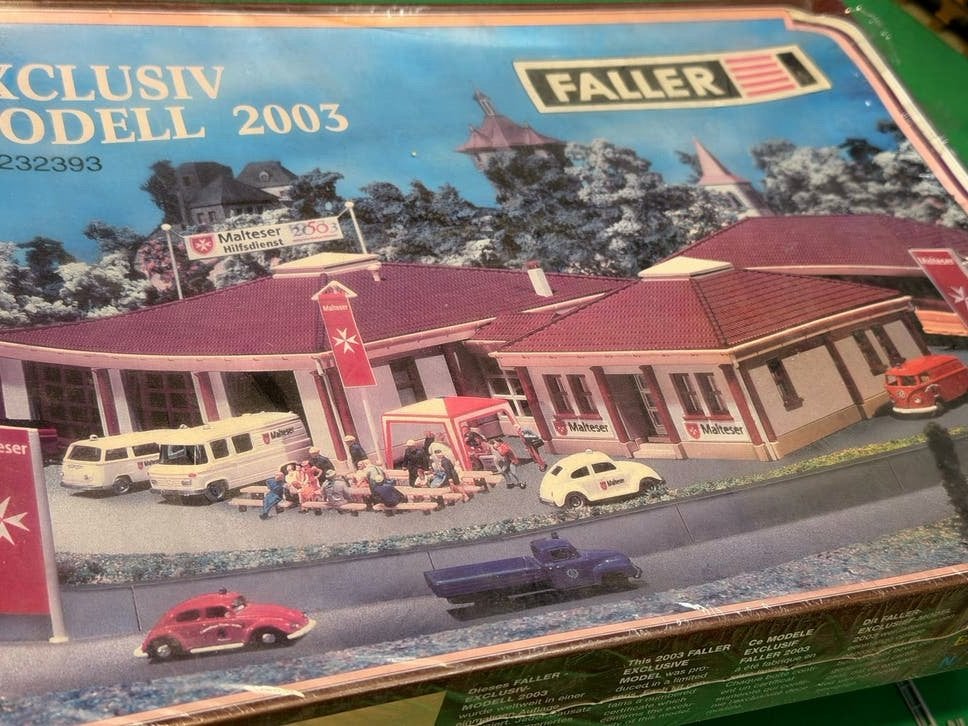 Faller Exclusiv Modell 2003 - 50 Jaar Malteser Hilfsdienst N, Hobby en Vrije tijd, Modeltreinen | N-Spoor, Overige merken, Gelijkstroom of Wisselstroom