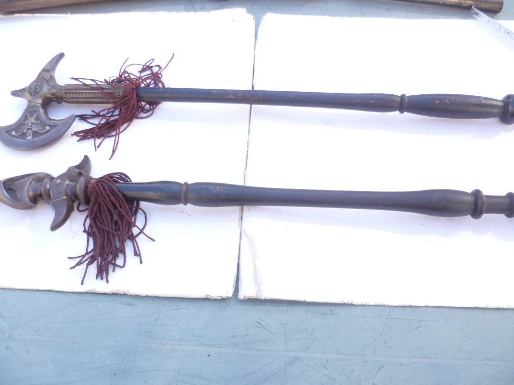 2 oude gebronsd ijzeren " Strijdhamers" 68cm lang Decoratief, Ophalen of Verzenden, Overige soorten, Overige gebieden