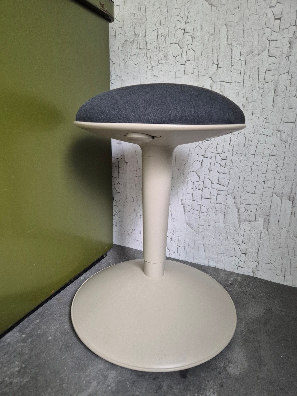 Ergonomische Ikea designkruk in zachte vintage tint, Ophalen, In hoogte verstelbaar, Zo goed als nieuw, Kunststof