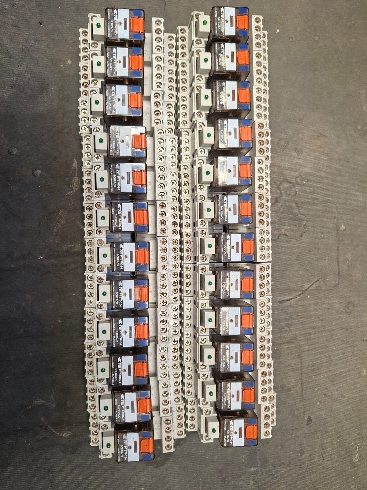 23x SCHRACK relais PT570024, 24VDC, 4 wisselcontacten, Ophalen of Verzenden, Zo goed als nieuw, Overige merken, Relais