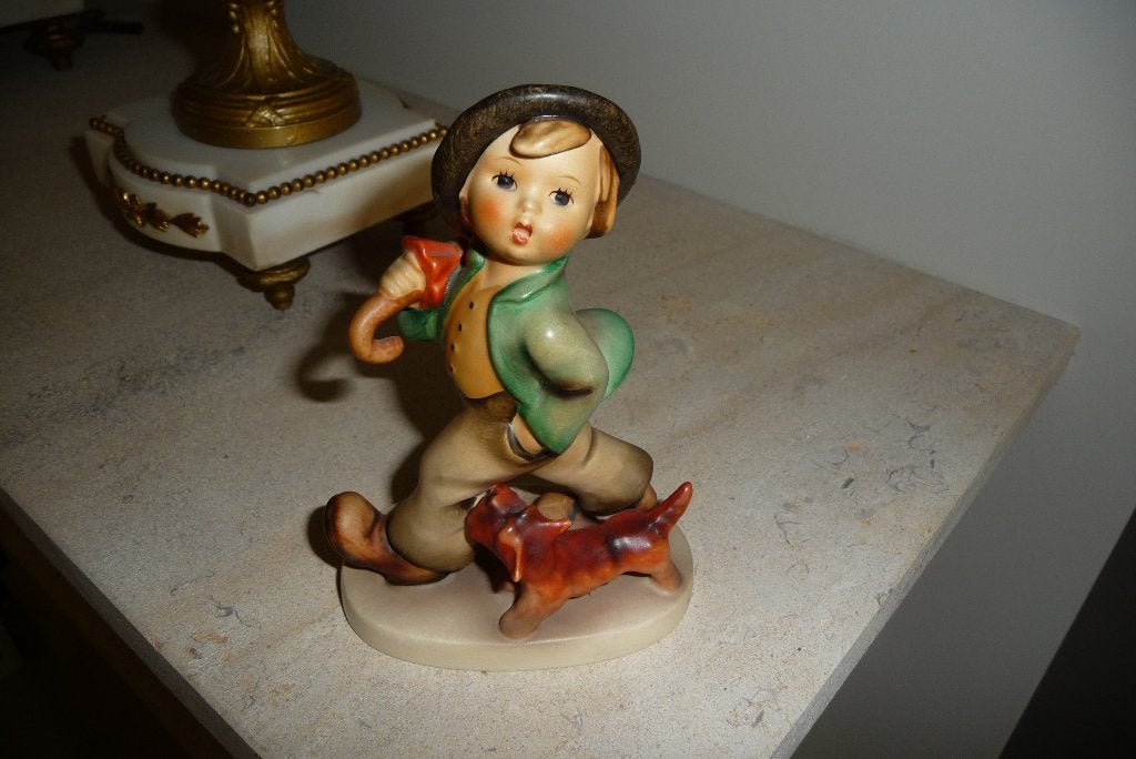 Vintage Hummel beeldje: Jongen met hond en paraplu, Verzamelen, Ophalen of Verzenden, Zo goed als nieuw, Hummel
