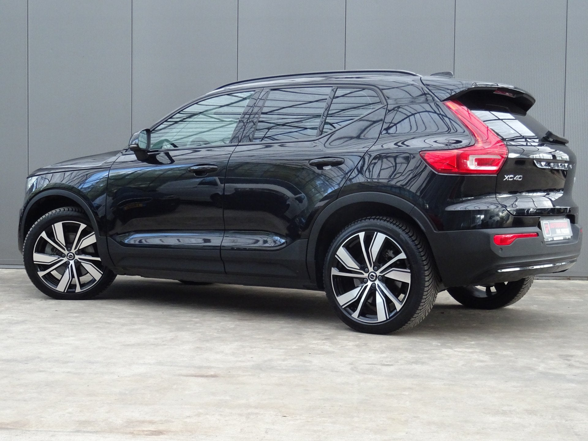 Volvo XC40 Recharge P8 AWD R-Design * H/K * 4 SEIZOENSBANDEN, Gebruikt, Zwart, 24 min, Leder en Stof