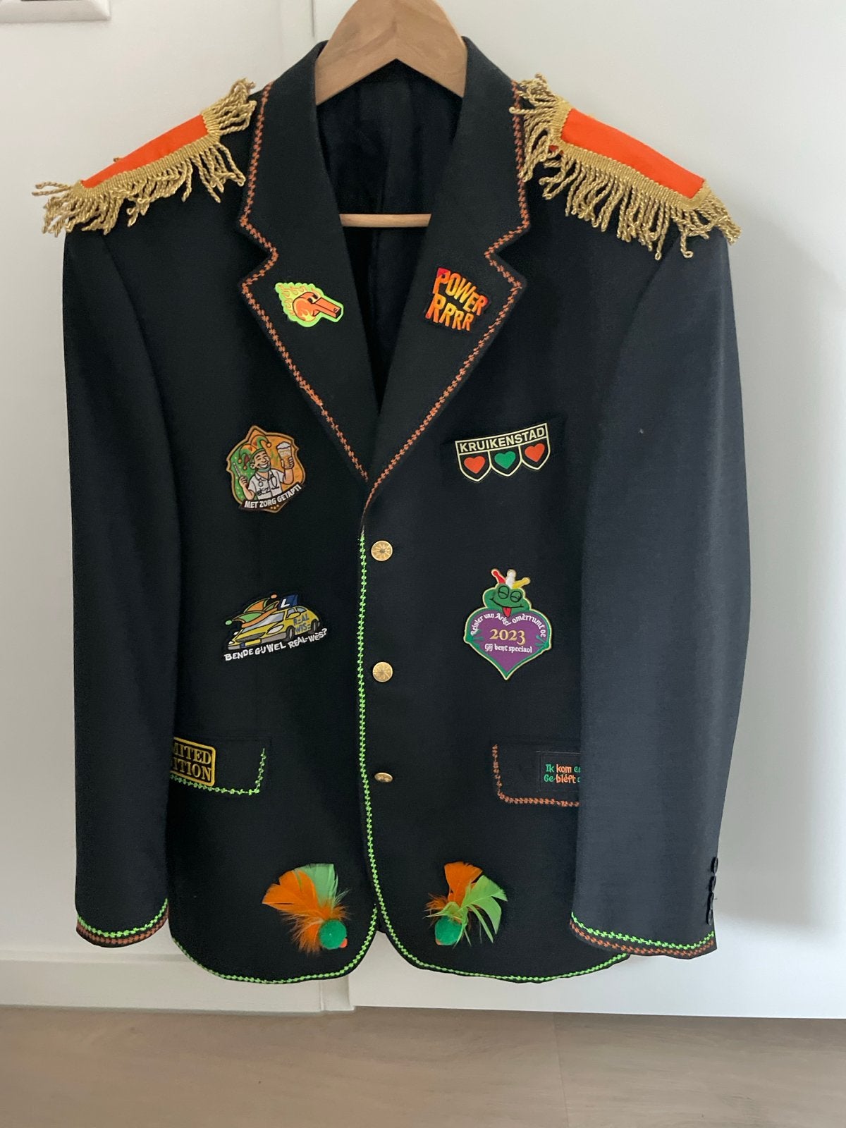 Carnavalsjas met diverse badges en epauletten, Kleding | Dames, Carnaval, Maat 46/48 (XL) of groter, Ophalen of Verzenden, Zo goed als nieuw
