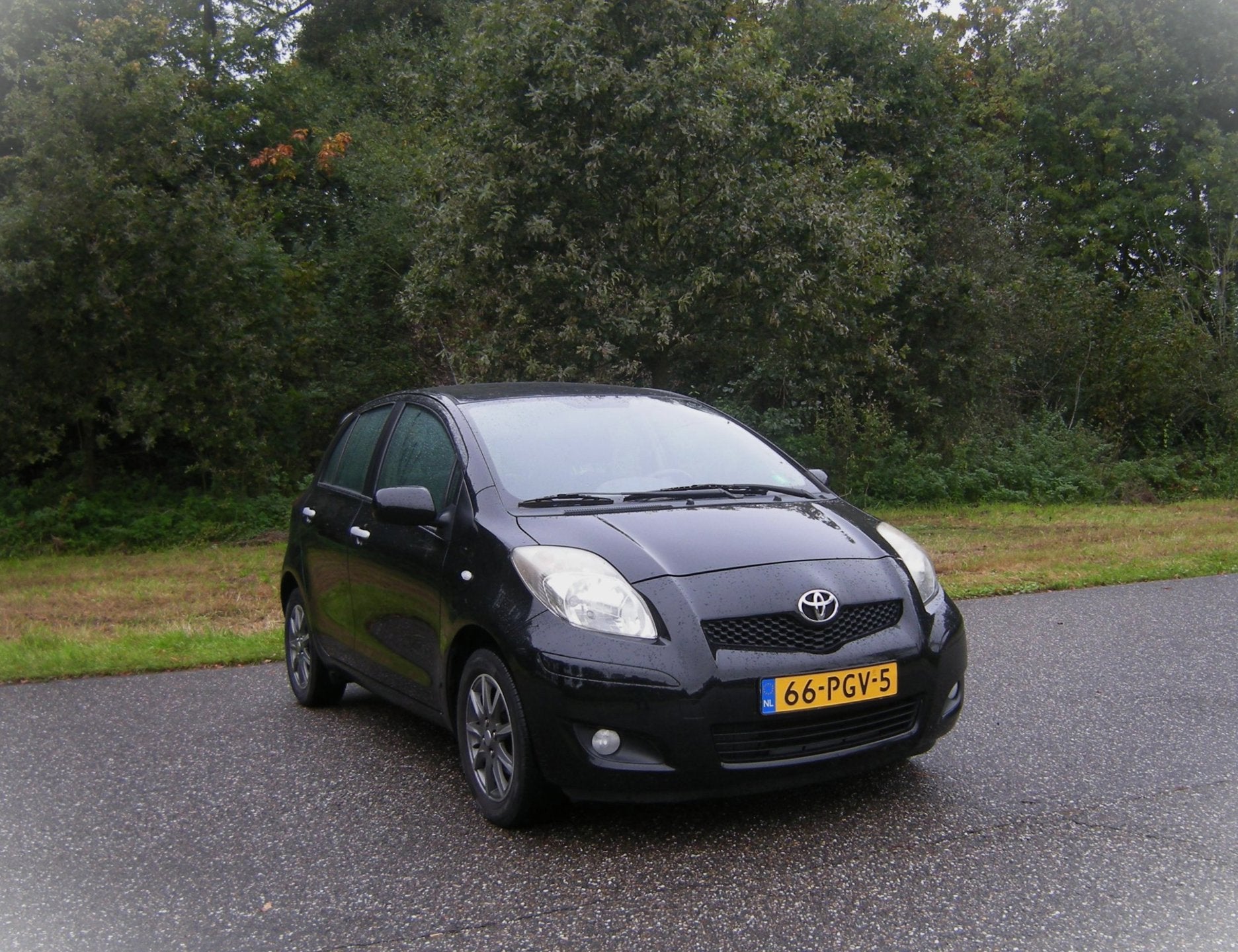 Toyota Yaris 1.3 VVTi Aspiration . 5 Deurs . Airco . LMV . S, Auto's, Voorwielaandrijving, Stof, Zwart, 4 cilinders