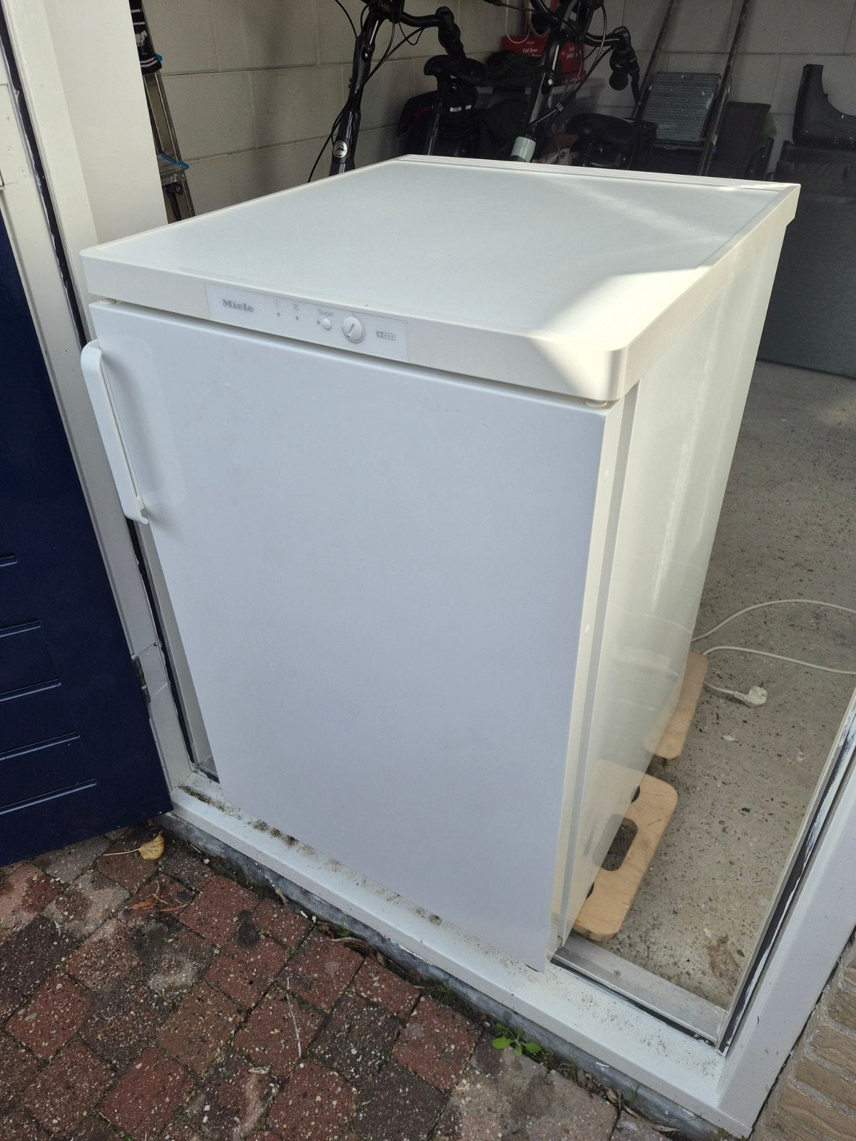 Miele Tafelmodel Vrieskast - 104 Liter, Minder dan 85 cm, Minder dan 60 cm, Zo goed als nieuw, Vrijstaand