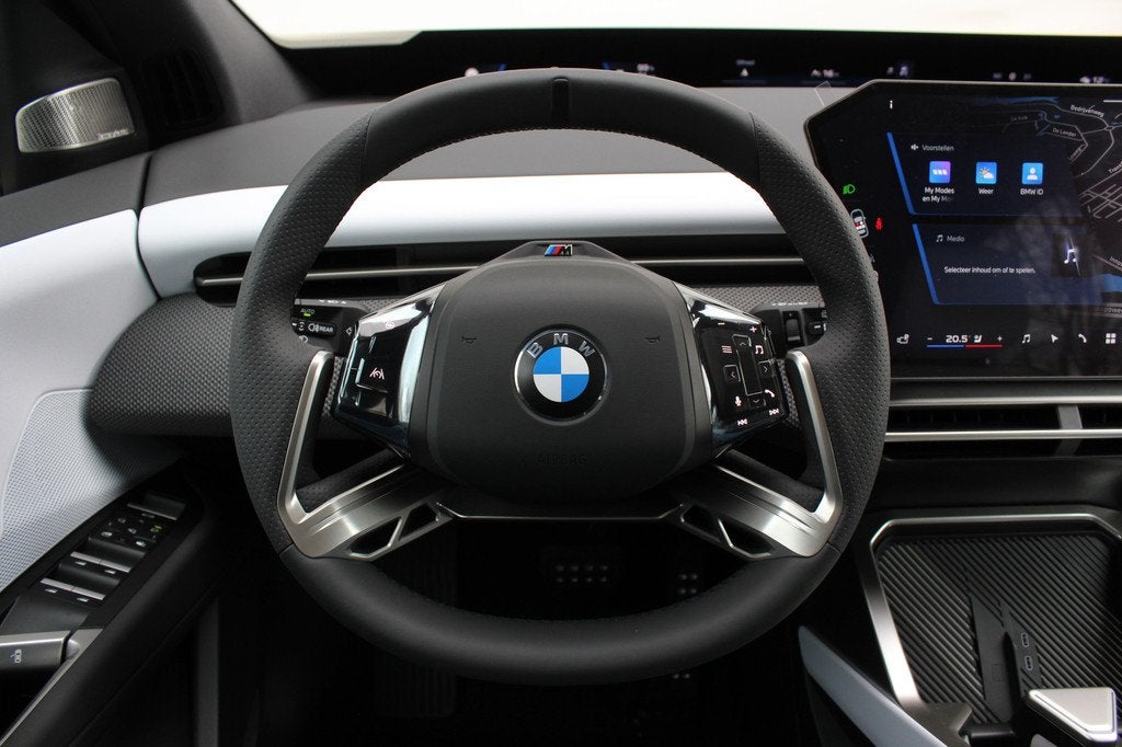BMW iX3 50 xDrive M Sport / Panoramadak / Trekhaak / Parking, Auto's, BMW, Automaat, Automatische klimaatregeling, Blauw, 2260 kg