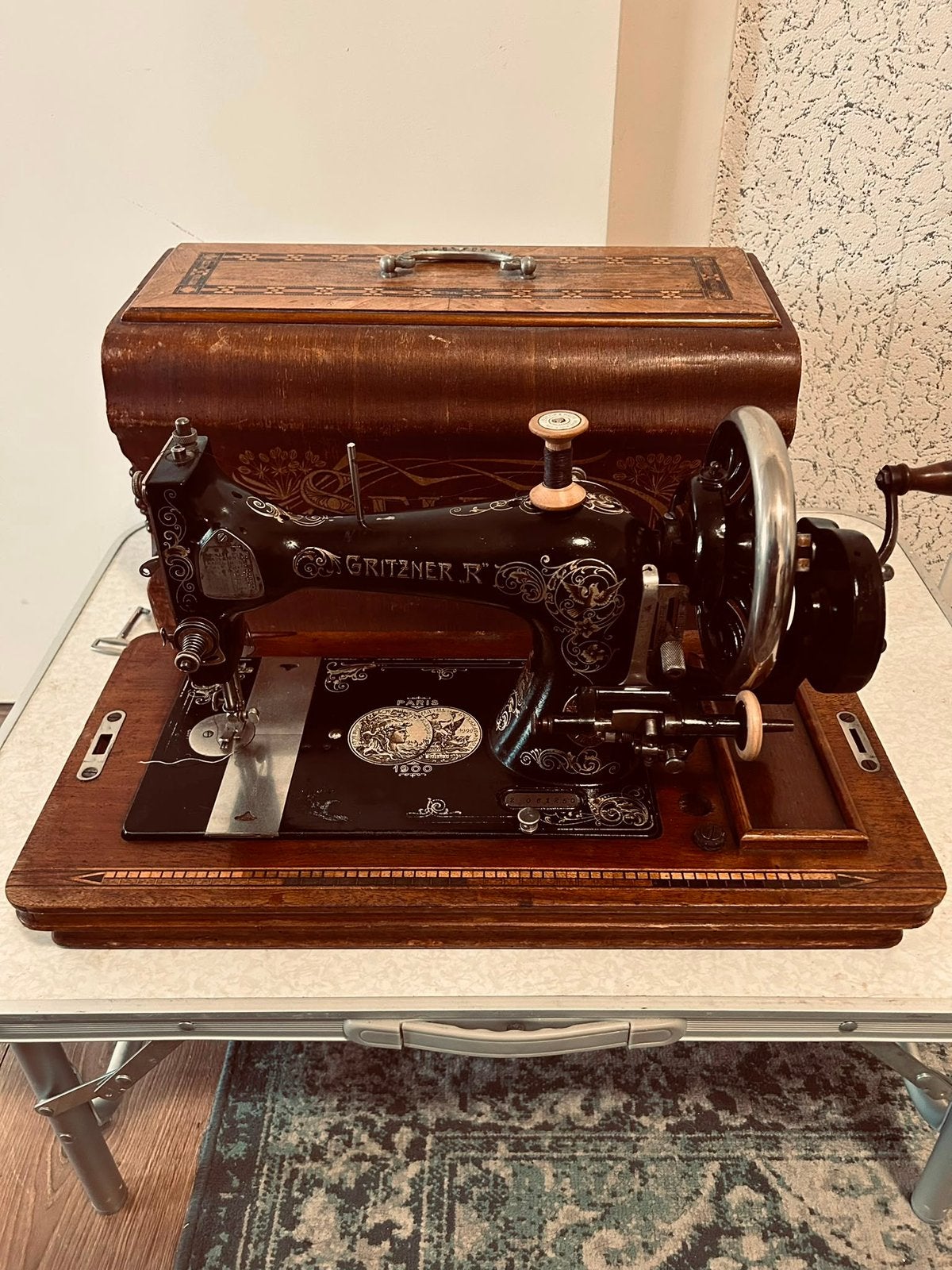 Antieke naaimachine uit circa 1900, Ophalen