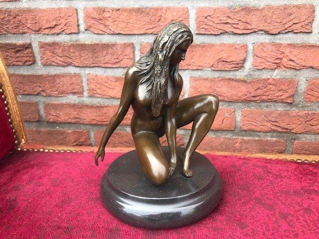elegant knielend naakt, brons en marmer, Antiek en Kunst, Kunst | Beelden en Houtsnijwerken, Ophalen of Verzenden, Gemerkt, Brons