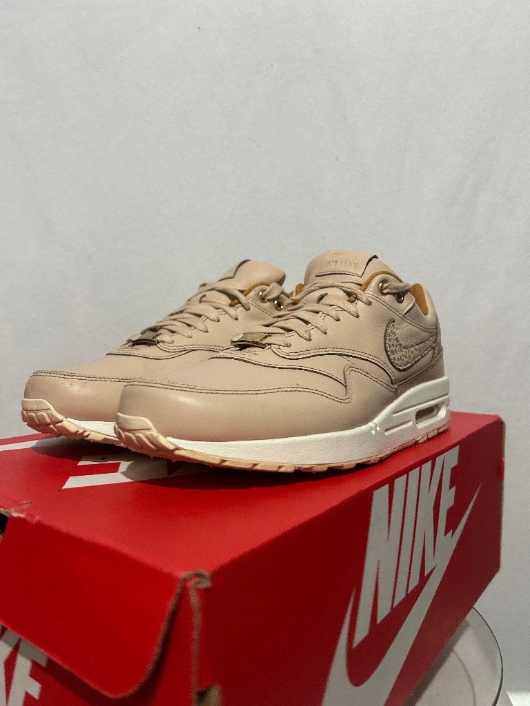 ALS NIEUW! Maat 42 - Nike Air Max 1 Safari Vachetta Tan Sail, Overige kleuren, Verzenden, Nike, Zo goed als nieuw