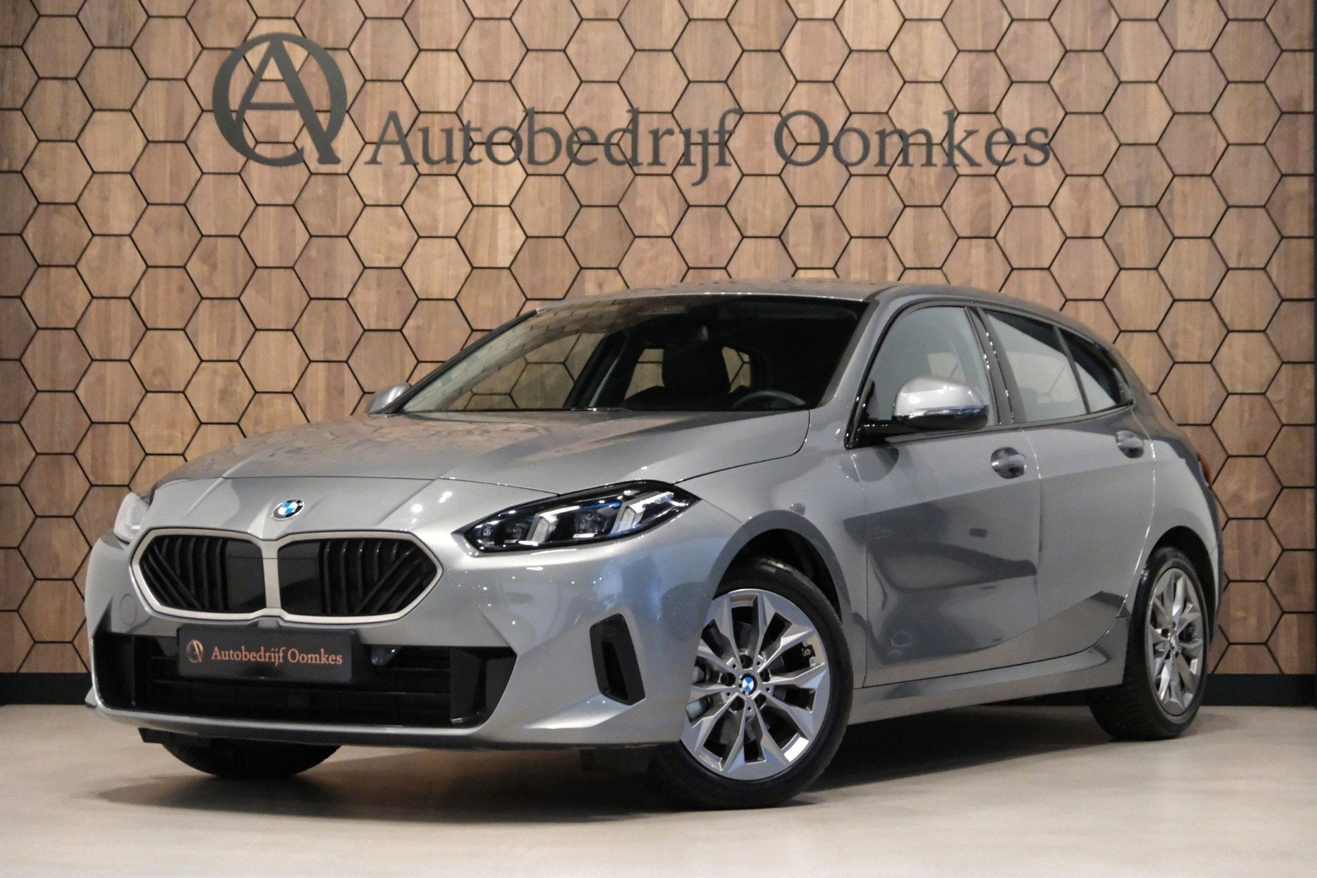 BMW 1-serie 120i HYBRID NW MODEL *Sportpakket* Sportleder/Na, Auto's, Dealer onderhouden, Gebruikt, Zwart, 156 pk