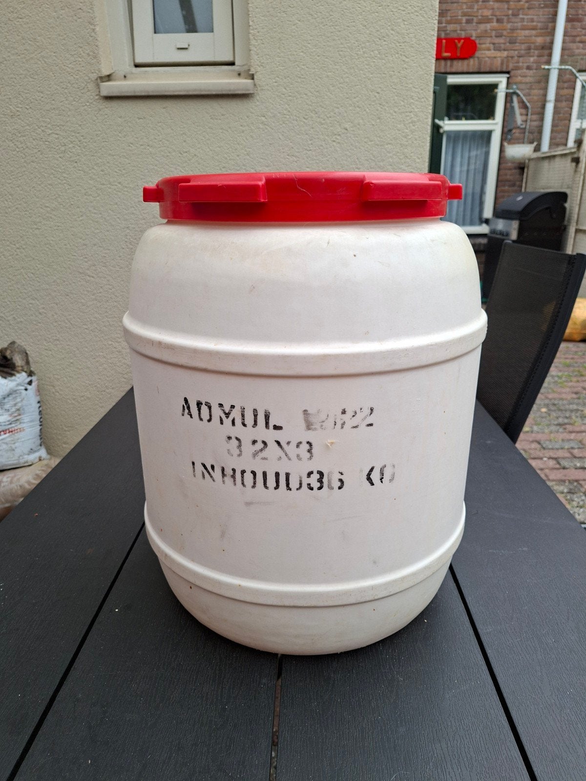 Stevige kunststof ton met deksel - 36 KG inhoud, Huis en Inrichting, Woonaccessoires | Kisten, Gebruikt, 50 – 75, 50 tot 75 cm